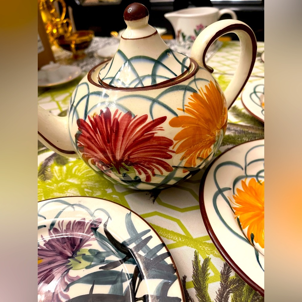 Stunning Vintage Handpainted Tea Pot and 5 matching plates